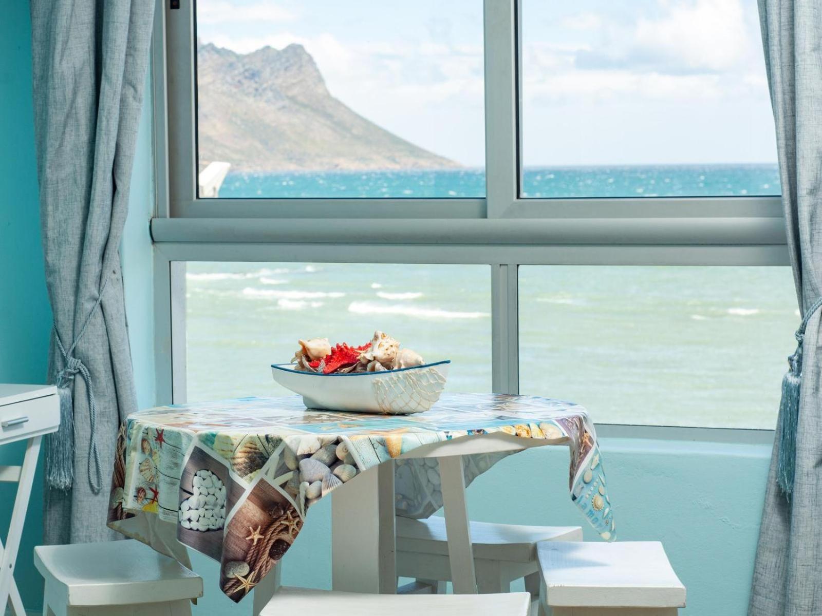 False Bay Inn Strand Rum bild